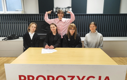 Uczniowie świętujący sukces