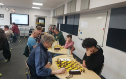 Zwycięzcy trzymają dyplomy. Trzy osoby. 