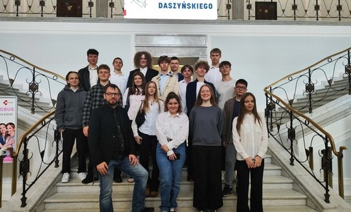 Grupa uczniów na schodach w sejmie 