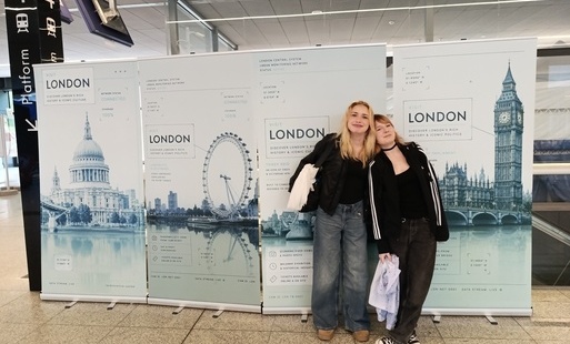 Dwie przedstawicielki SU na tle plakatu Londynu